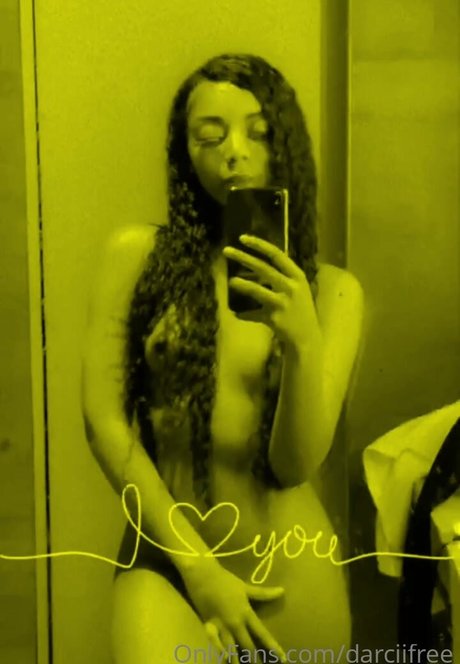 Naakte gelekte OnlyFans-foto van Darciisworld
