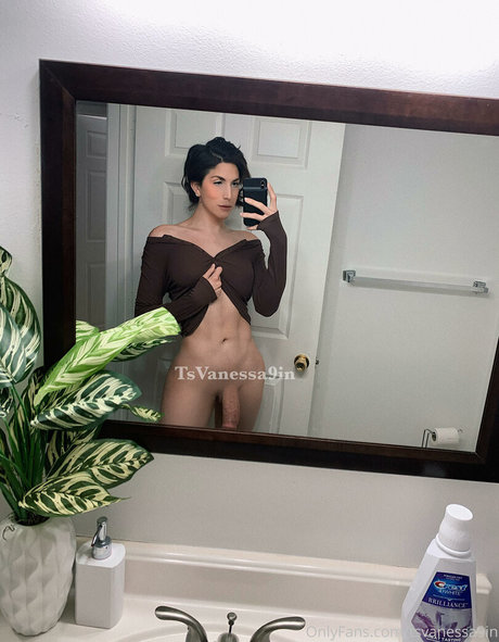 Naakte gelekte OnlyFans-foto van Vanessa9in