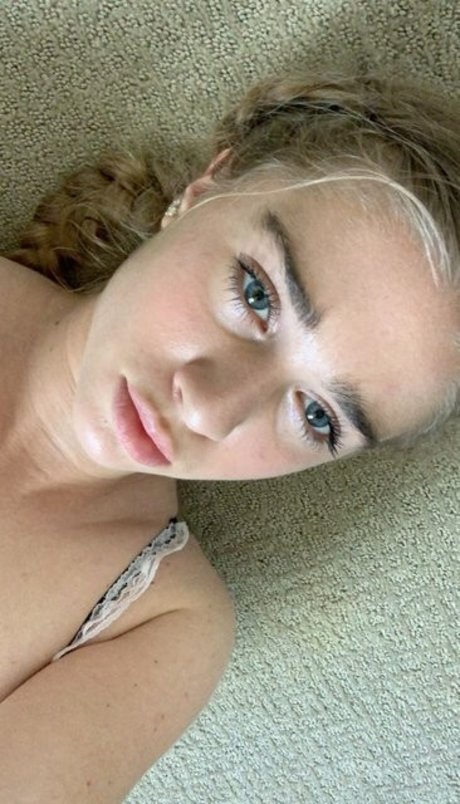 Naakte gelekte OnlyFans-foto van Goldenhoneydip