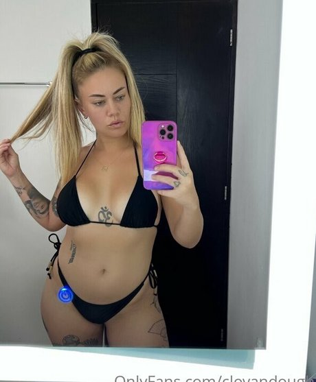 Naakte gelekte OnlyFans-foto van Chloe Johnson