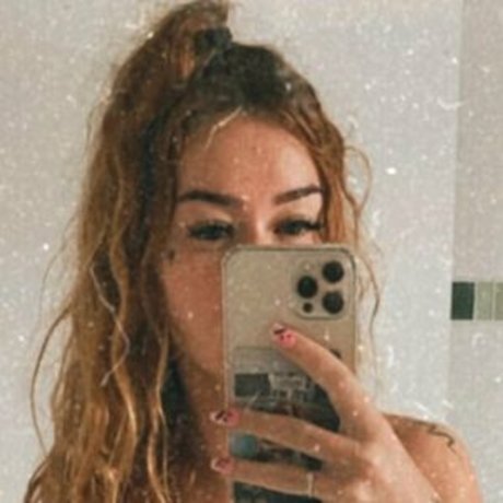 Naakte gelekte OnlyFans-foto van Bella Fernandes