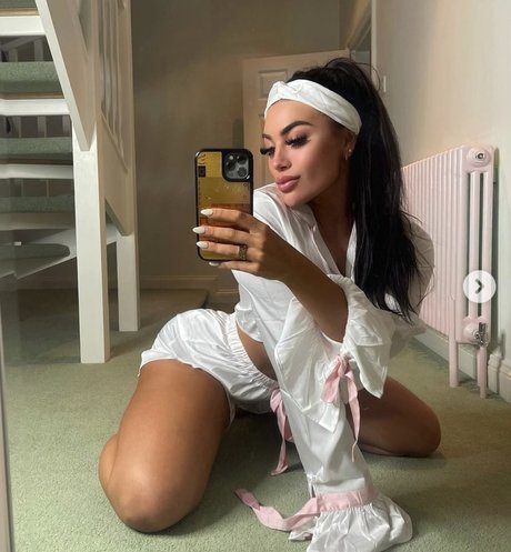 Naakte gelekte OnlyFans-foto van Kate Isobel