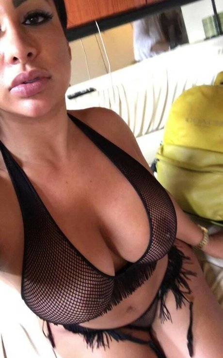 Naakte gelekte OnlyFans-foto van Colombian Baddie