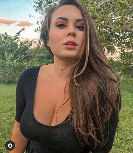 Naakte gelekte OnlyFans-foto van Rezarta M