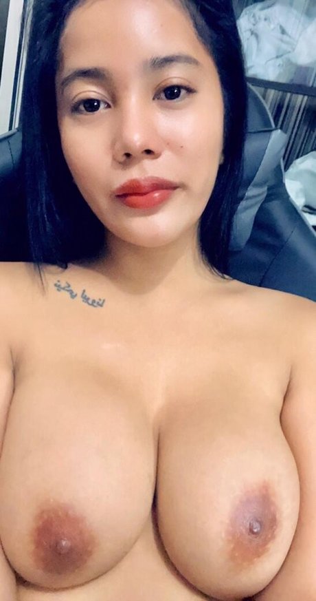 Naakte gelekte OnlyFans-foto van Nikki Lerona