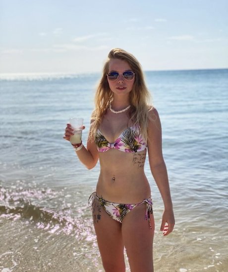Naakte gelekte OnlyFans-foto van Halieeandkendra