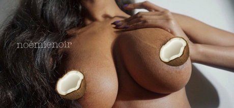 Naakte gelekte OnlyFans-foto van Noemienoirfree