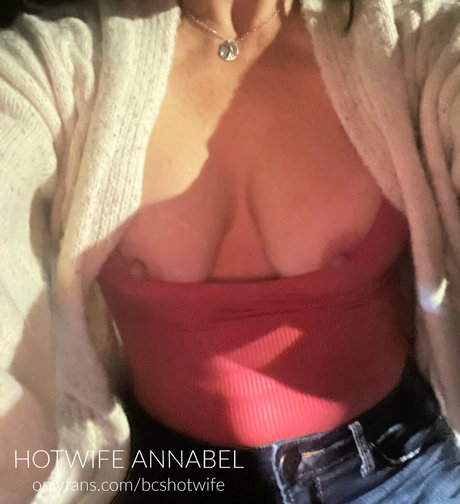 Naakte gelekte OnlyFans-foto van Hotwifeannabell
