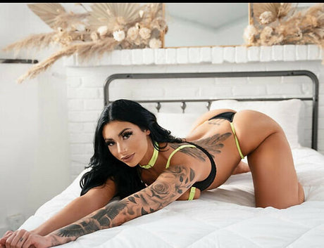 Naakte gelekte OnlyFans-foto van Ariana Starr