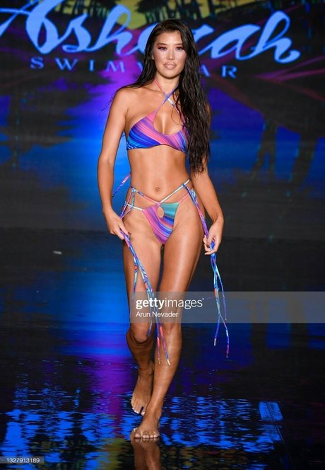 Naakte gelekte OnlyFans-foto van Jenn Lee