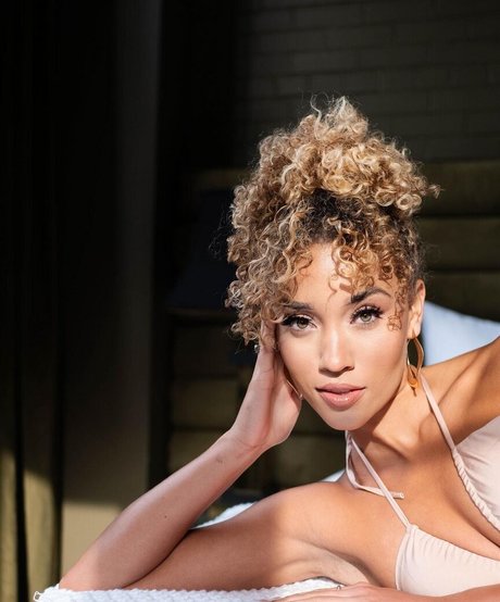 Naakte gelekte OnlyFans-foto van Elle Smith