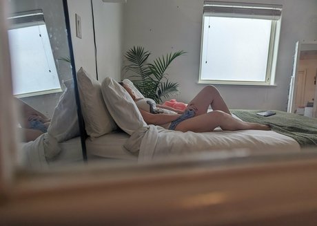 Naakte gelekte OnlyFans-foto van Littlemisszoe