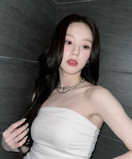 Naakte gelekte OnlyFans-foto van Heejin