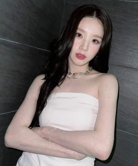 Naakte gelekte OnlyFans-foto van Heejin