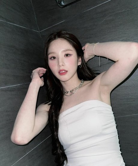 Naakte gelekte OnlyFans-foto van Heejin