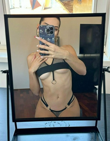 Naakte gelekte OnlyFans-foto van Sara Mia Sara8teen