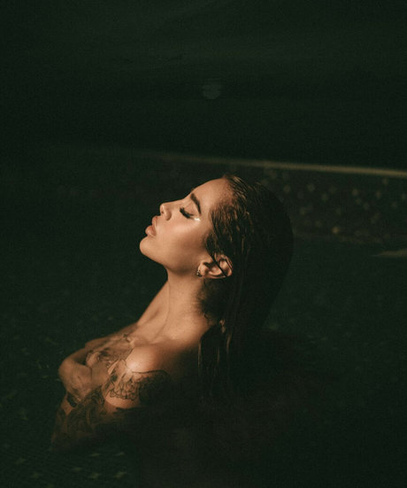 Naakte gelekte OnlyFans-foto van Kim Shantal