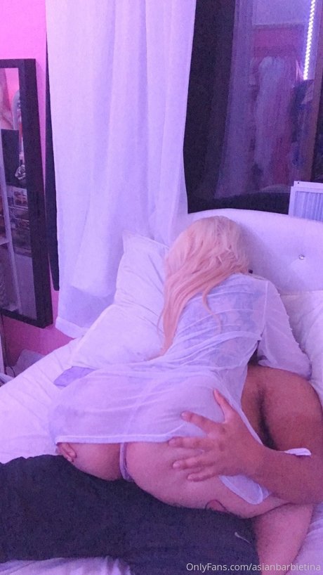 Naakte gelekte OnlyFans-foto van Asian Barbie Tina