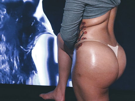 Naakte gelekte OnlyFans-foto van Mainlandthick