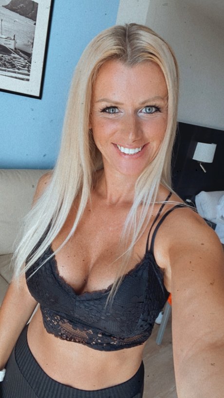 Naakte gelekte OnlyFans-foto van Suny
