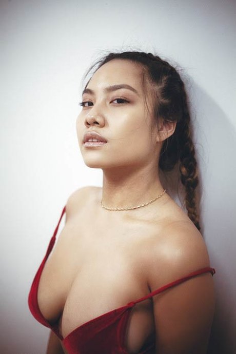 Naakte gelekte OnlyFans-foto van Victoria Kuang