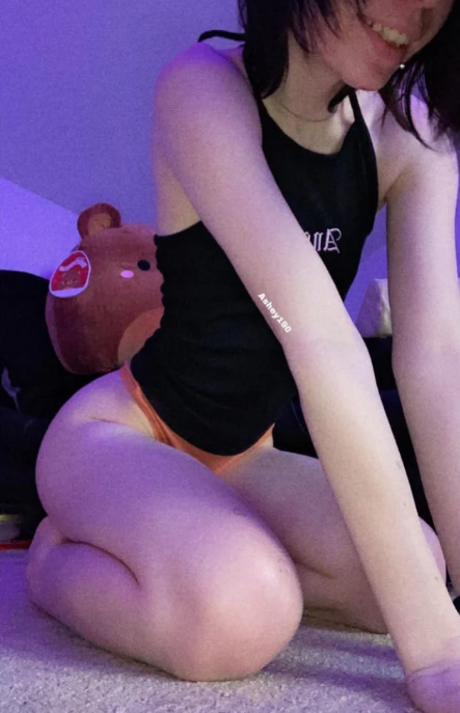 Naakte gelekte OnlyFans-foto van Ashleigh