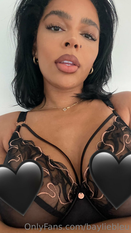 Naakte gelekte OnlyFans-foto van Bayliebleu