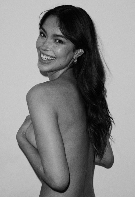 Naakte gelekte OnlyFans-foto van Sarah Lewis