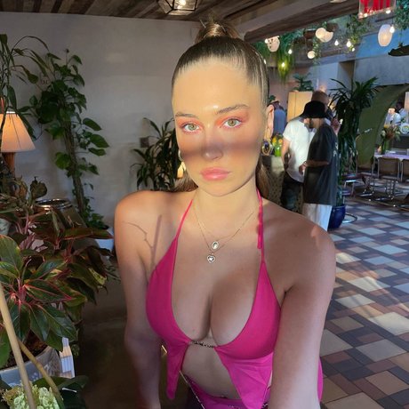 Naakte gelekte OnlyFans-foto van Elsie Hewitt