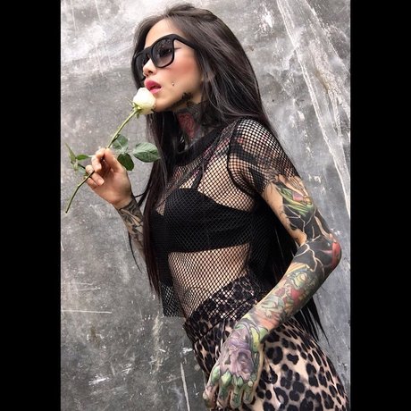Naakte gelekte OnlyFans-foto van Angelie Pench