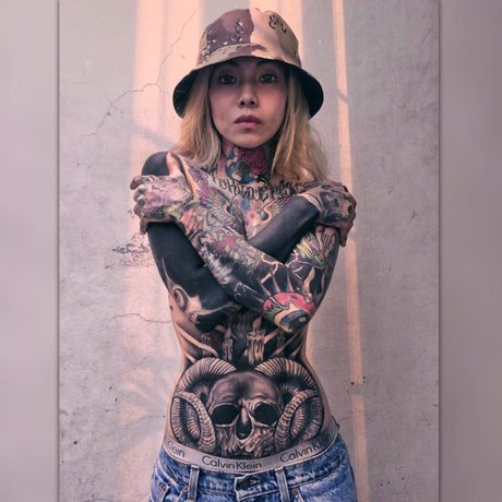 Naakte gelekte OnlyFans-foto van Angelie Pench