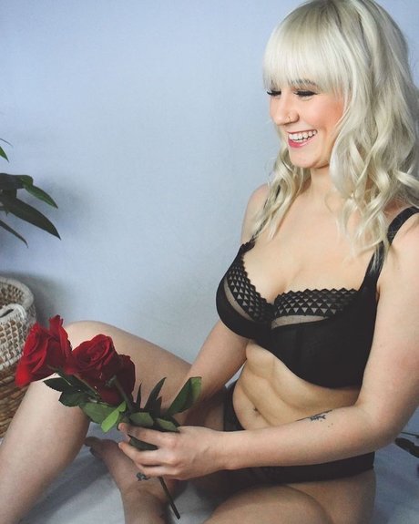 Naakte gelekte OnlyFans-foto van Saterra