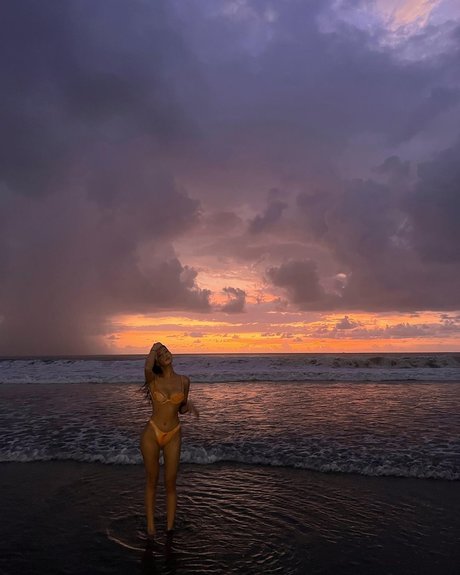Naakte gelekte OnlyFans-foto van Kathryn Tan