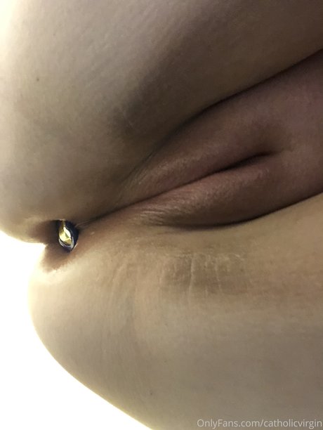 Naakte gelekte OnlyFans-foto van Catholic Virgin