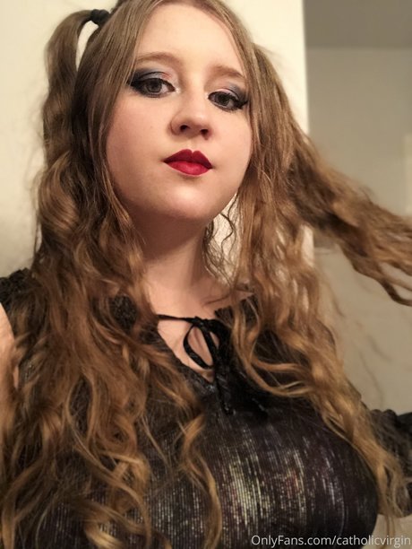 Naakte gelekte OnlyFans-foto van Catholic Virgin