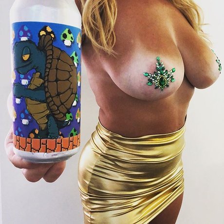 Naakte gelekte OnlyFans-foto van Busty