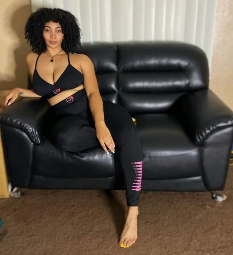 Naakte gelekte OnlyFans-foto van God Beth
