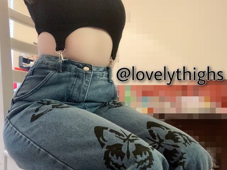 Naakte gelekte OnlyFans-foto van Lovelythighs