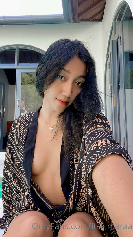 Naakte gelekte OnlyFans-foto van Kim Ara