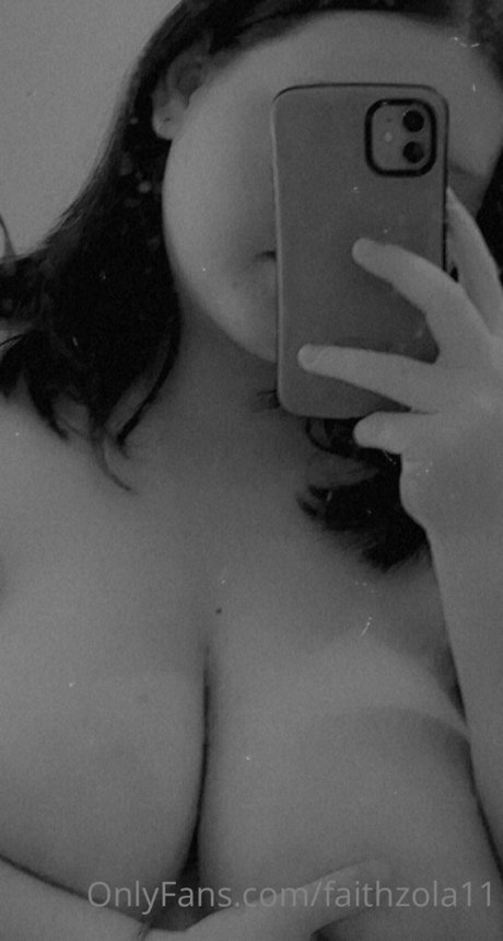 Naakte gelekte OnlyFans-foto van Faithzola11