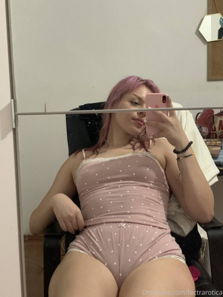 Naakte gelekte OnlyFans-foto van Aslisah Erotica