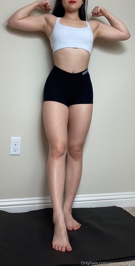Naakte gelekte OnlyFans-foto van Asian Squatgirl