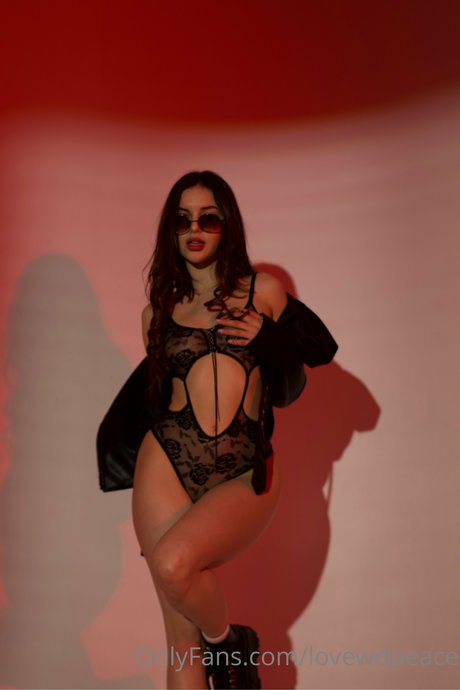 Naakte gelekte OnlyFans-foto van Love Wd Peace