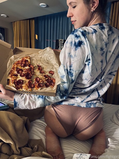 Naakte gelekte OnlyFans-foto van Fightgirlfit