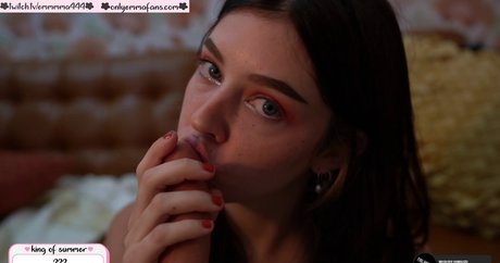 Naakte gelekte OnlyFans-foto van Emma Choice