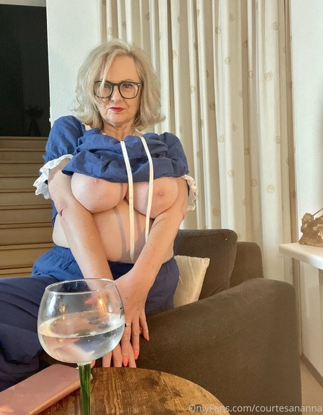 Naakte gelekte OnlyFans-foto van Courtesananna