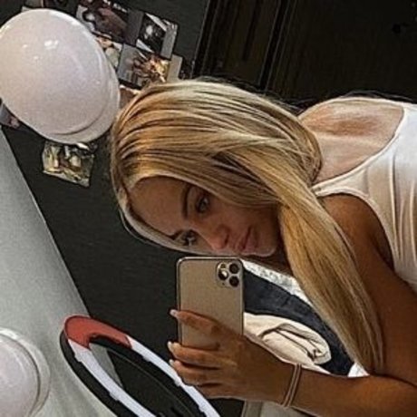 Naakte gelekte OnlyFans-foto van Courtney Hodgson