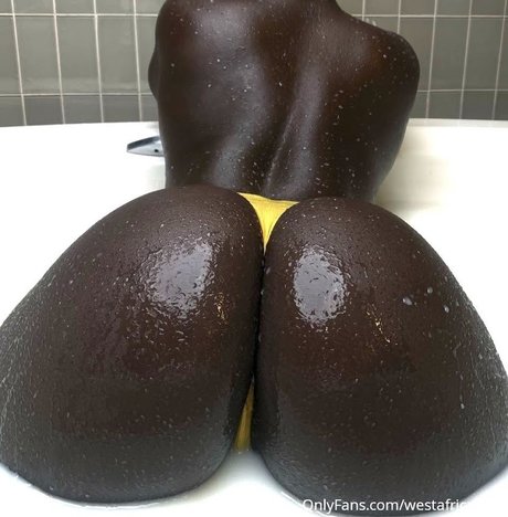 Naakte gelekte OnlyFans-foto van West African Doll