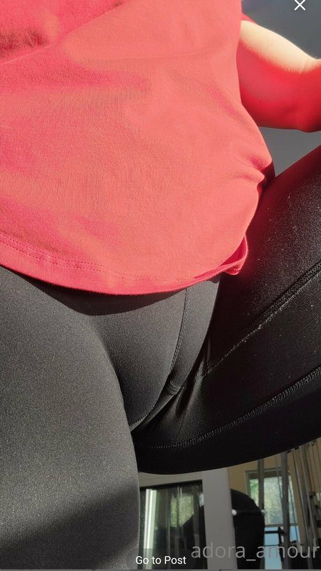 Naakte gelekte OnlyFans-foto van Adora Amour