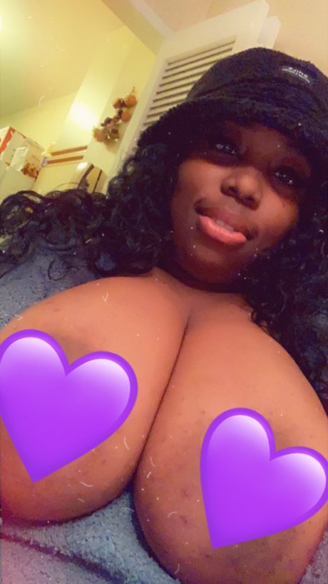 Naakte gelekte OnlyFans-foto van Beatrixx